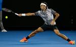 Roger Federer fik en fornem velkomst af tilskuerne, da han mandag vendte tilbage til toptennis ved Australian Open i Melbourne. Schweizeren kvitterede med en sejr.  