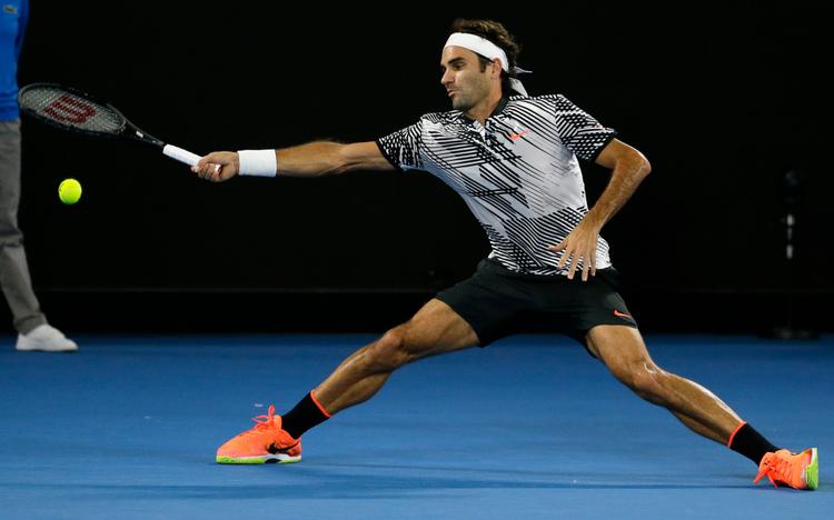 Roger Federer fik en fornem velkomst af tilskuerne, da han mandag vendte tilbage til toptennis ved Australian Open i Melbourne. Schweizeren kvitterede med en sejr.  