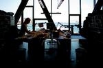 En skrædder arbejder i Skuespilhuset i København. En lang række faggrupper klager over ledelsen på Det Kongelige Teater. 