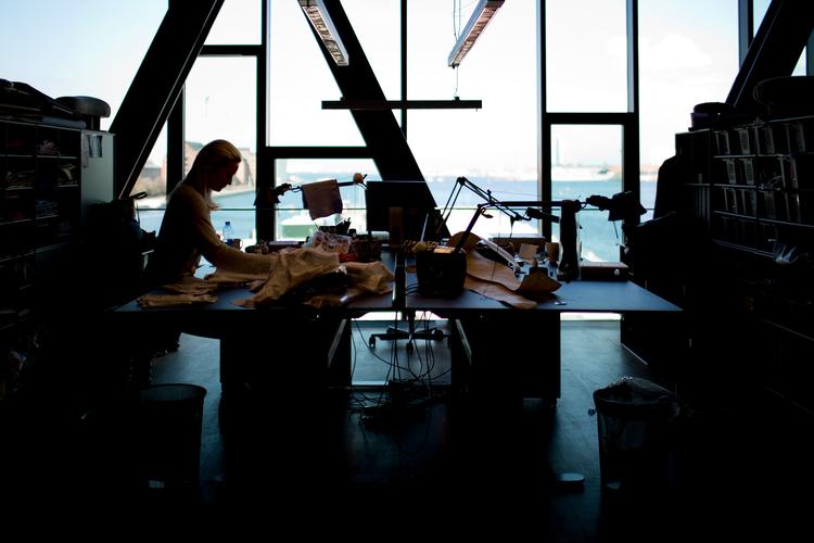 En skrædder arbejder i Skuespilhuset i København. En lang række faggrupper klager over ledelsen på Det Kongelige Teater. 