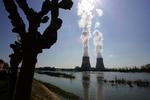 Atomkraft leverer 75 procent af al elektricitet i Frankring, men flere af værkerne er ude af drift. Her ses et fungerende kraftværk i 2012 uden for Belville sur Loire i det centrale Frankrig.   
