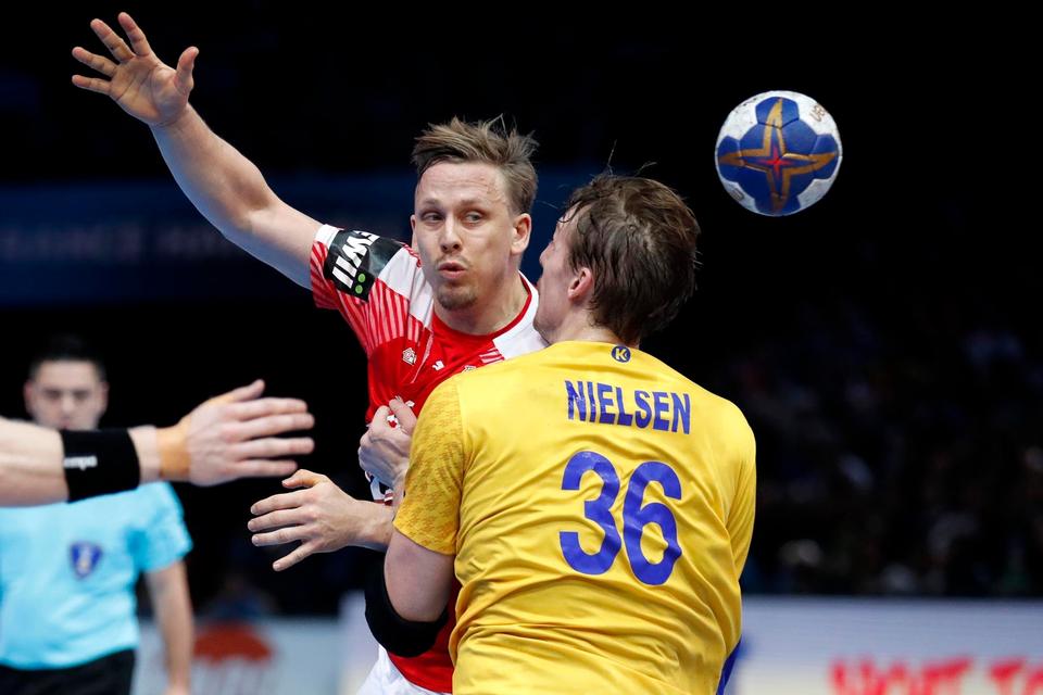 Danmarks Morten Olsen og Sveriges Jesper Nielsen. 