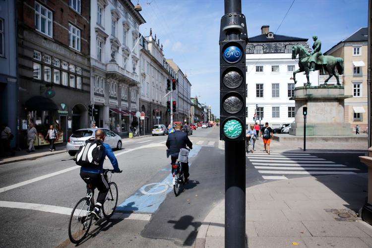 Lysreguleringen og trafiksikringen af vejkrydset Bredgade/Sankt Annæ Plads bør bevares, mener Københavns Politi. 