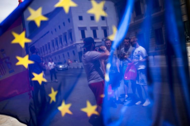 Uroen har spredt sig blandt de millioner af EU-borgere, der er bosat i Storbritannien. EU-borgere er fortsat velkomne, lød det tirsdag fra premierminister Theresa May. 