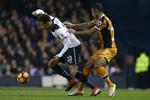 Tottenhams stjernefrø Dele Alli er et af flere velkendte navne, der i denne sæson har filmet sig til straffespark. Det skete i december i en kamp mod Swansea. Her er Alli aktion mod Hull, der i Robert Snodgrass har en spiller, der sågar har indrømmet, at han har filmet sig til et straffespark i denne sæson.  