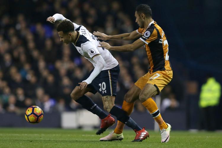 Tottenhams stjernefrø Dele Alli er et af flere velkendte navne, der i denne sæson har filmet sig til straffespark. Det skete i december i en kamp mod Swansea. Her er Alli aktion mod Hull, der i Robert Snodgrass har en spiller, der sågar har indrømmet, at han har filmet sig til et straffespark i denne sæson.  