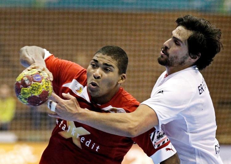 Hvis Danmark fastholder sin førsteplads i gruppe D skal landsholdet spille ottendedelsfinaler i de franske alper. Modstanderen kan blive Chile, hvor topscoreren Erwin Feuchtmann foreløbigt har scoret 17 mål. Her i infight med Mads Mensah ved VM i 2013.  