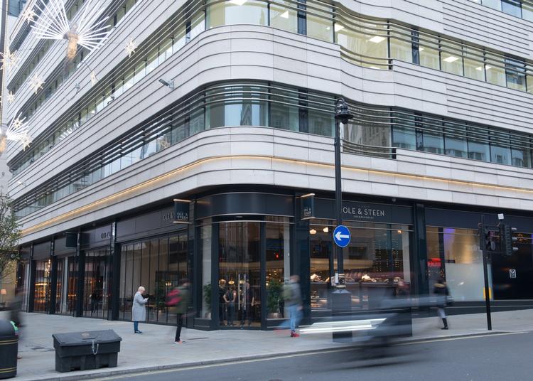 I december 2016 åbnede Lagkagehuset sin første forretning uden for Danmark under navnet 'Ole & Steen'. Cafeen i hjertet af London nær Piccadilly Circus er i tre etager og har plads til 140 siddende kunder.  