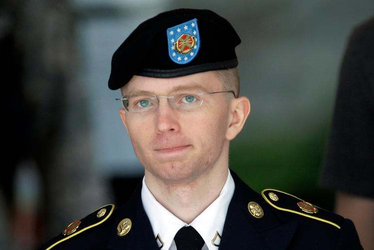 Bradley Manning skiftede køn og navn til Chelsea Manning efter sin fængsling i 2010 for at have lækket hemmelige dokumenter til WikiLeaks. Nu har Obama benådet den i dag 29-årige Manning for resten af sin dom på 35 års fængsel. 