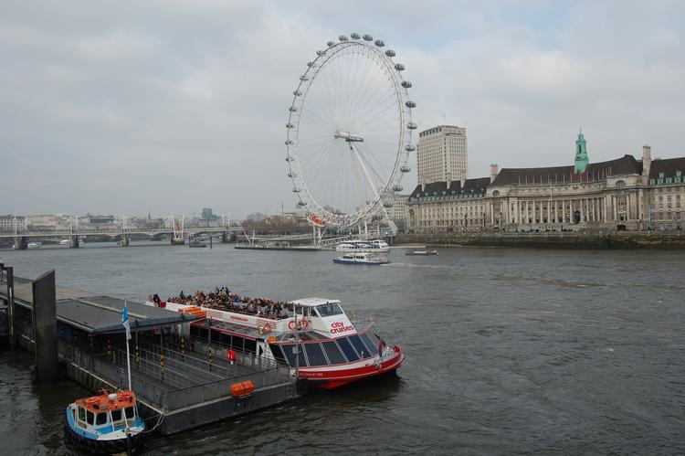 En sejltur på Themsen eller en tur op i London Eye. To måder at se London på.  