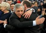 Antonio Tajani lykønskes af Manfred Weber efter at han er valgt til formand for parlamentet. 