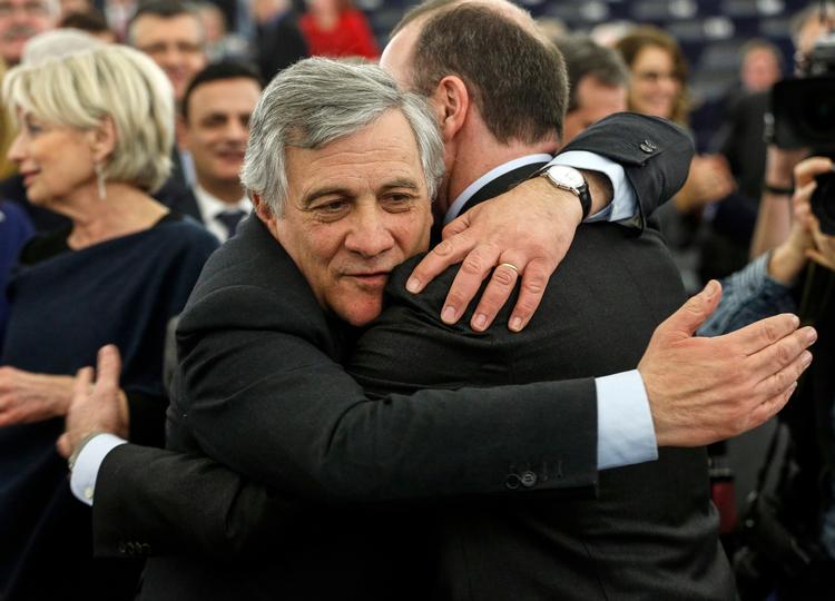 Antonio Tajani lykønskes af Manfred Weber efter at han er valgt til formand for parlamentet. 