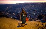 En kvinde bærer to spande med vand i La Paz i Bolivia. Landets præsident, Evo Morales, bad i november om tilgivelse for, at byens indbyggere havde begrænset vandforsyning som følge af den værste tørke i 25 år.  