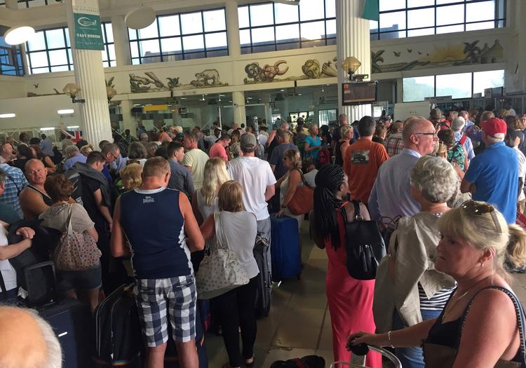 Britiske turister ventede onsdag i Banjul-lufthavnen på at blive fløjet hjem . De britiske myndigheder frygter politisk uro i Gambia.
 