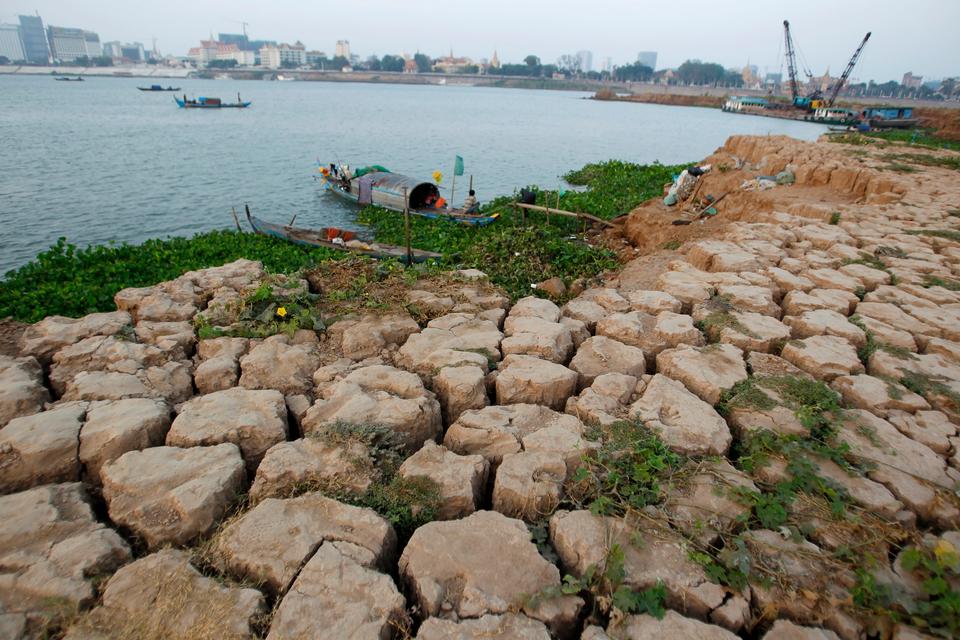 Sydasien blev i marts ramt af den værste tørke i mere end 20 år. Millioner af mennesker blev påvirket af Mekongflodens lave vandstand, som flyder igennem Laos, Thailand, Cambodia og Vietnam. Kilde: Al Jazeera 