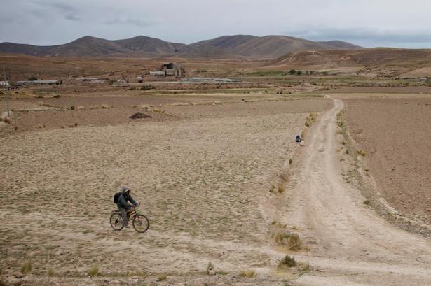 Bolivia er ramt af en længerevarende tørke,  og mange af landets store vandreserver er ved at tørre ud. Derudover skrumper Bolivias gletsjere, hvis smeltevand dækker noget af vandforbruget i de centrale dele af landet. Kilde: Information. 