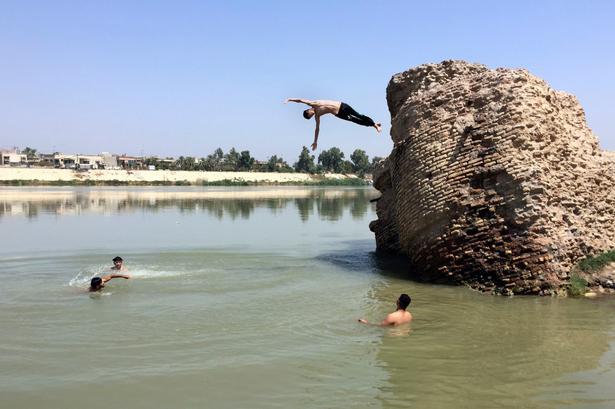 I sommer oplevede mellemøsten en stor hedebølge, hvor temperaturen blev målt til 53,9 grader i Irak. Her køler børn sig i Tigris floden udenfor Bagdad. Kilde: The Guardian Foto: AP 