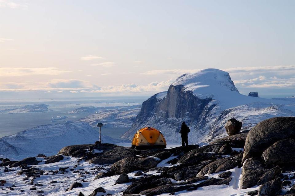 Også de arktiske egne har været hårdt ramt af varmen. I Qaanaaq i Nordvestgrønland var temperaturen midt i januar på minus 0,8 grader mod den normale middeltemperatur for januar på minus 23 grader. Her vises et amerikansk forskerhold på Grønland. Kilde: Los Angeles Times. Foto: AP 