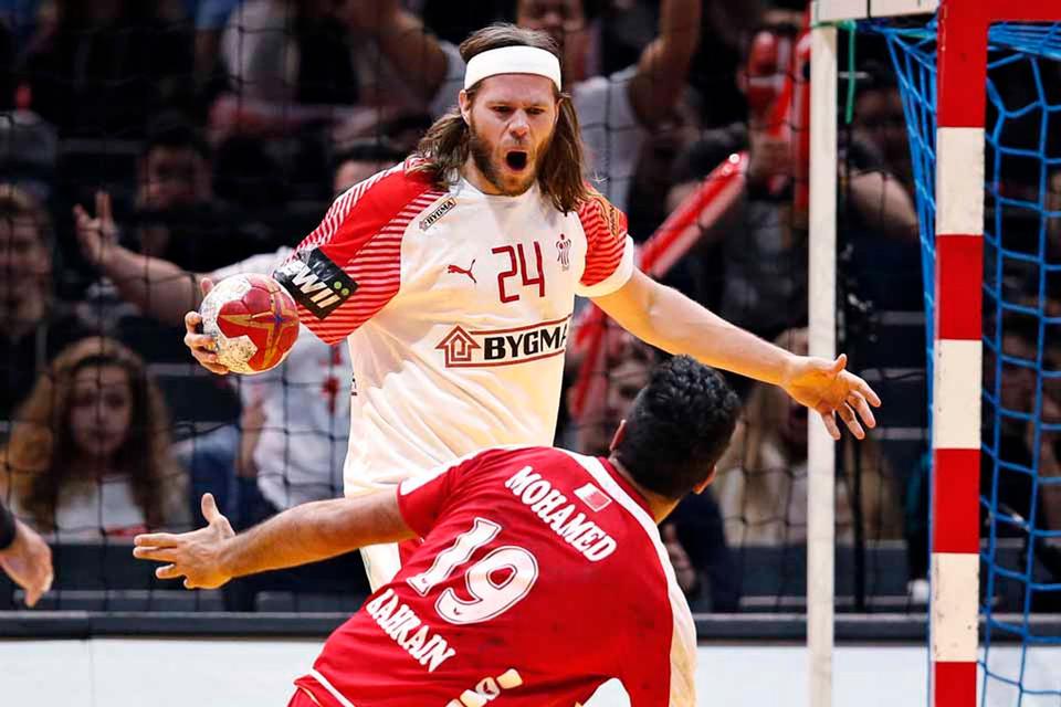Danmarks Mikkel Hansen og Bahrains Mohamed Merza Salman. Foto: Jens Dresling 