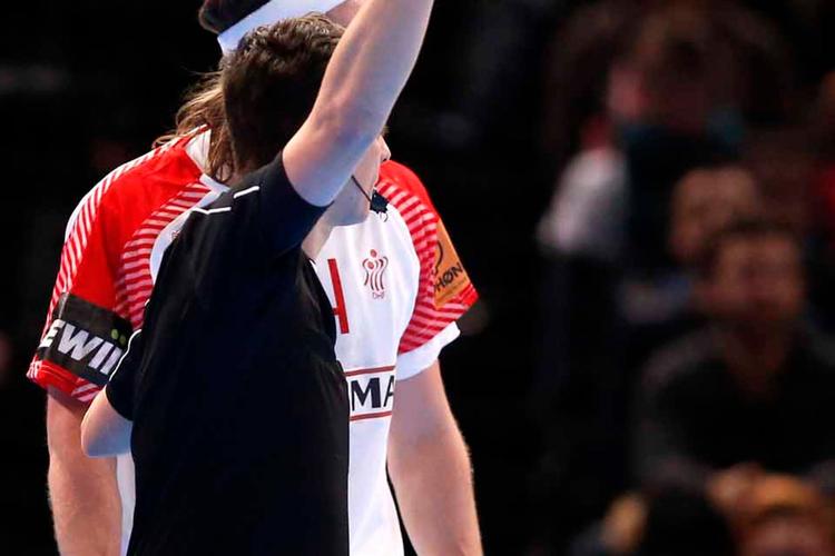 Rødt kort til Mikkel Hansen. Foto: Jens Dresling 