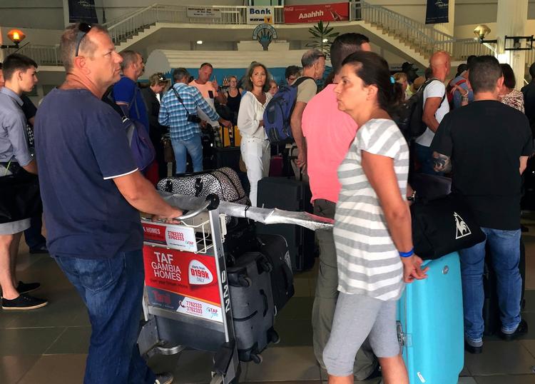 Britiske og hollandske turister tjekker ud i Banjul  Lufthavnen i Gambia tidligere i dag.  