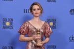 Claire Foy, der er med i The Crown, står med statuetten for den bedste kvindelige præstation i en tv-serie ved Golden Globe Awards tidligere på måneden.  