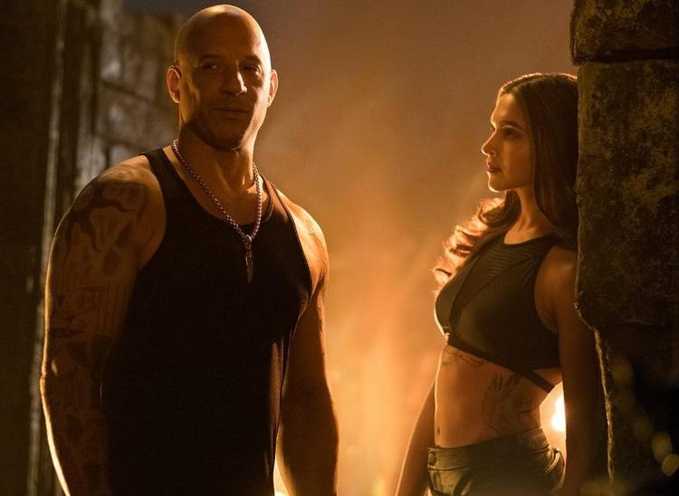 Enhver kvinde introduceres som et par lækre lange ben af kameraet, der glider op ad hendes krop mens hun taler, for til sidst at ramme det ansigt, replikkerne kommer fra. 