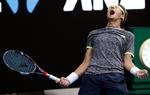 Denis Istomin gjorde det - besejrede den forsvarende mester Novak Djokovic efter en intens maratonkamp i Melbourne. 