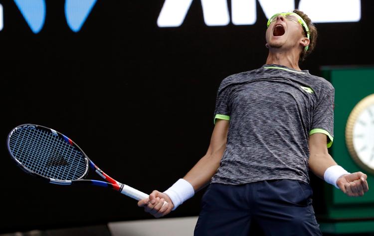 Denis Istomin gjorde det - besejrede den forsvarende mester Novak Djokovic efter en intens maratonkamp i Melbourne. 