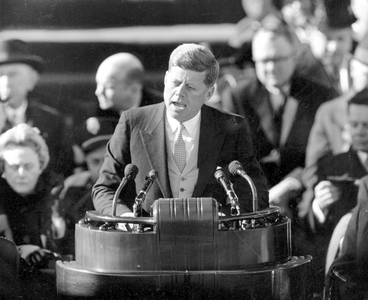 John F. Kennedy holder tale, da han 20. januar 1961 er blevet indsat som USA’s 35. præsident. I dag er det Donald Trumps tur til at holde indsættelsestale.
  