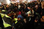 Hundredvis af demonstranter kom i klammeri med politiet, da de forsøgte at blokere adgangen til det yderste højres 'deplora-ball' i Washington. 