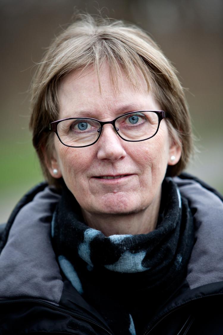 Lisbeth Holm Knudsen er ansat i DJØF i en travl stilling, hvor hun skriver taler og politiske oplæg. 19. november fik hun en parkeringsbom i hovedet og har i to måneder været sygemeldt med en hjernerystelse. 