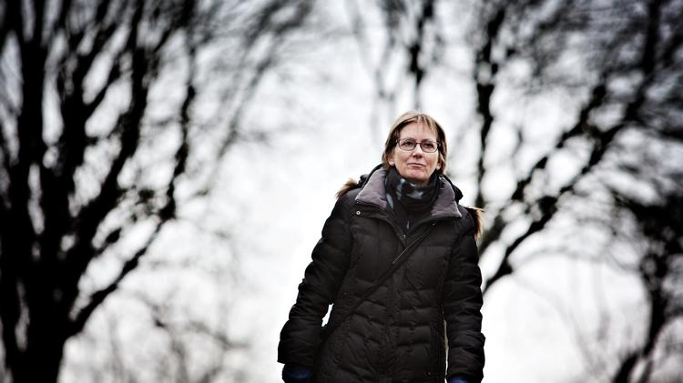 Det er frustrerende for Lisbeth Holm Knudsen, at hun ikke ved, hvornår hun kan arbejde på fuld tid igen. Frisk luft og gåture ved Amager Strand hjælper hende med at håndtere symptomerne efter hjernerystelsen. 