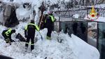 Redningsarbejdere er massivt til stede ved hotel Rigopiano i byen Farindola i Italien, hvor et hotel i går styrtede sammen efter en snelavine rullede hen over hotellet.  