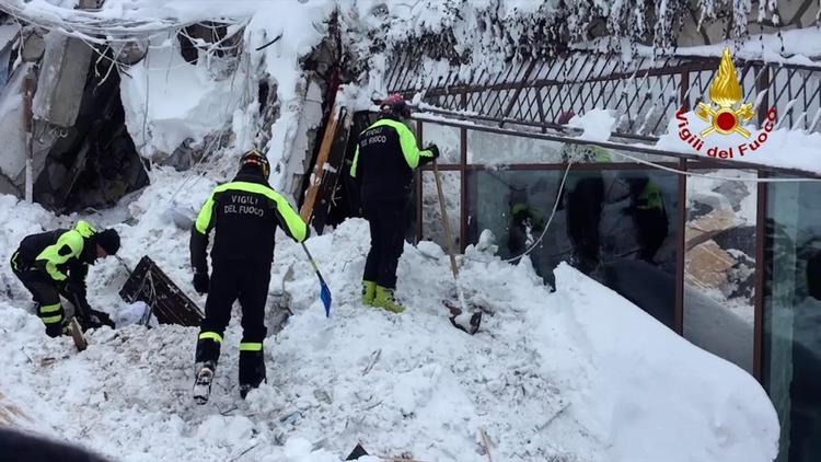 Redningsarbejdere er massivt til stede ved hotel Rigopiano i byen Farindola i Italien, hvor et hotel i går styrtede sammen efter en snelavine rullede hen over hotellet.  