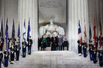 Den kommende præsident Donald Trump og hans familie deltog i aftes i koncerten 'Make America Great Again' på mindemærket Lincoln Memorial i Washington. 