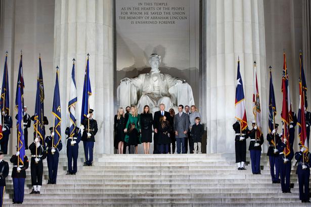 Den kommende præsident Donald Trump og hans familie deltog i aftes i koncerten 'Make America Great Again' på mindemærket Lincoln Memorial i Washington. 