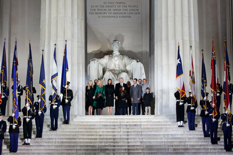 Den kommende præsident Donald Trump og hans familie deltog i aftes i koncerten 'Make America Great Again' på mindemærket Lincoln Memorial i Washington. 