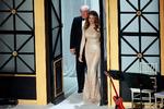 I aftes fandt den kommende præsident også tid til at deltage i en reception og middag for særligt udvalgte gæster og personer, som har støttet den kommende præsident under valgkampen. Her ses han med sin hustru Melania Trump.  