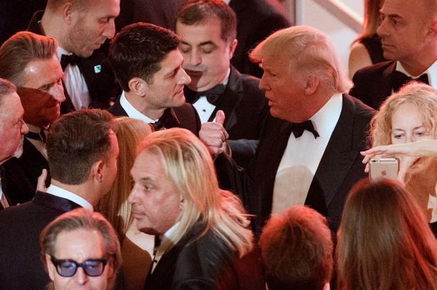 Ved receptionen og middagen hilste Trump blandt andet på partikollegaen Paul Ryan, der er formand for Repræsentanternes Hus.   