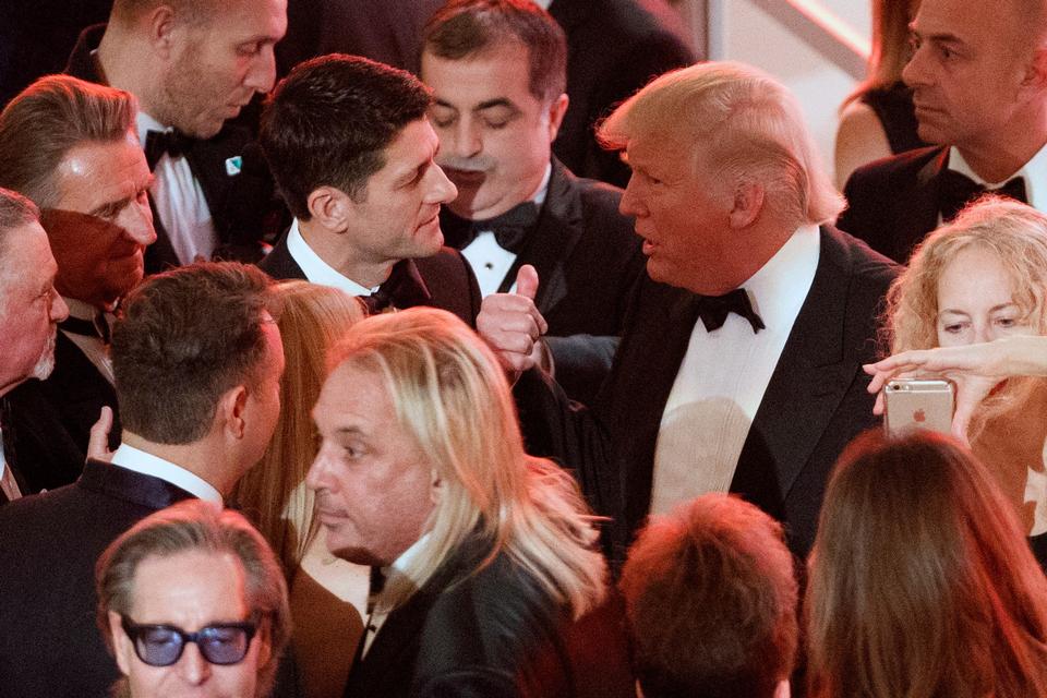 Ved receptionen og middagen hilste Trump blandt andet på partikollegaen Paul Ryan, der er formand for Repræsentanternes Hus.   