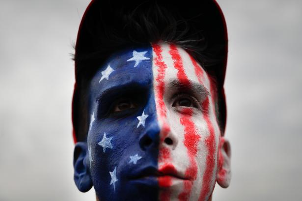 En af tilskuerne, Anthony Messina fra Brooklyn i New York, i de nationale farver.  