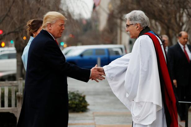 Pastor Luis Leon hilser på Donald Trump og Melania Trump ved ankomsten til gudstjenesten.  