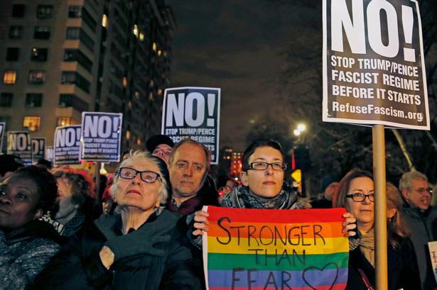 Flere steder i landet har demonstranter indtaget gadebilledet. Her i New York er demonstranter mødt op for at bakke op om filmskaber Michael Moore, der holdt protesttale mod Donald Trump foran Trump International Hotel. 
  