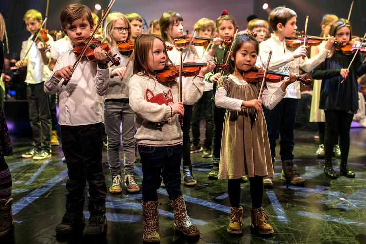 Tusinder af børn deltager i tyvstarten af kulturhpovedstandes åbning, her i Musikhuset Aarhus. 