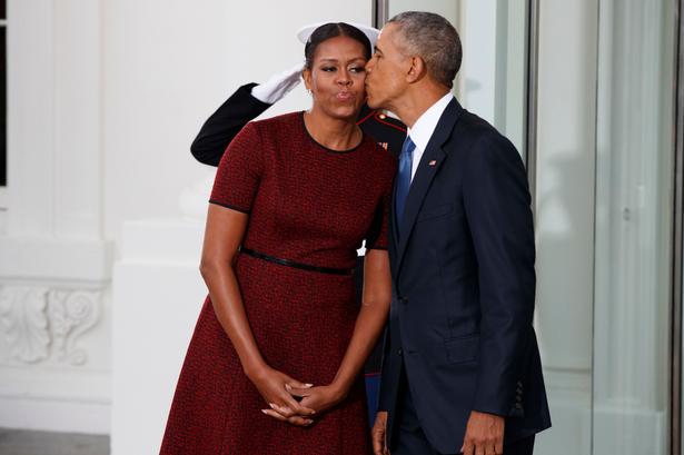Afgående præsident Barack Obama og førstedame Michelle Obama modtog efter gudstjenesten Donald og Melania Trump til te i Det Hvide Hus. Ventetiden fik de til at gå med fornøjeligheder.
 