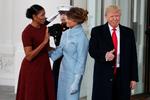 Så kom de. Donald Trump hilser med en tommel op, mens Michelle Obama hilser på Melania Trump.
 