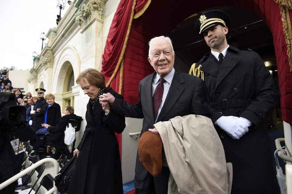 En stribe tidligere præsidenter ankommer til Capitol Hill til selve indsættelsesceremonien. Her er det Jimmy Carter og hans hustru Rosalynn Carter  