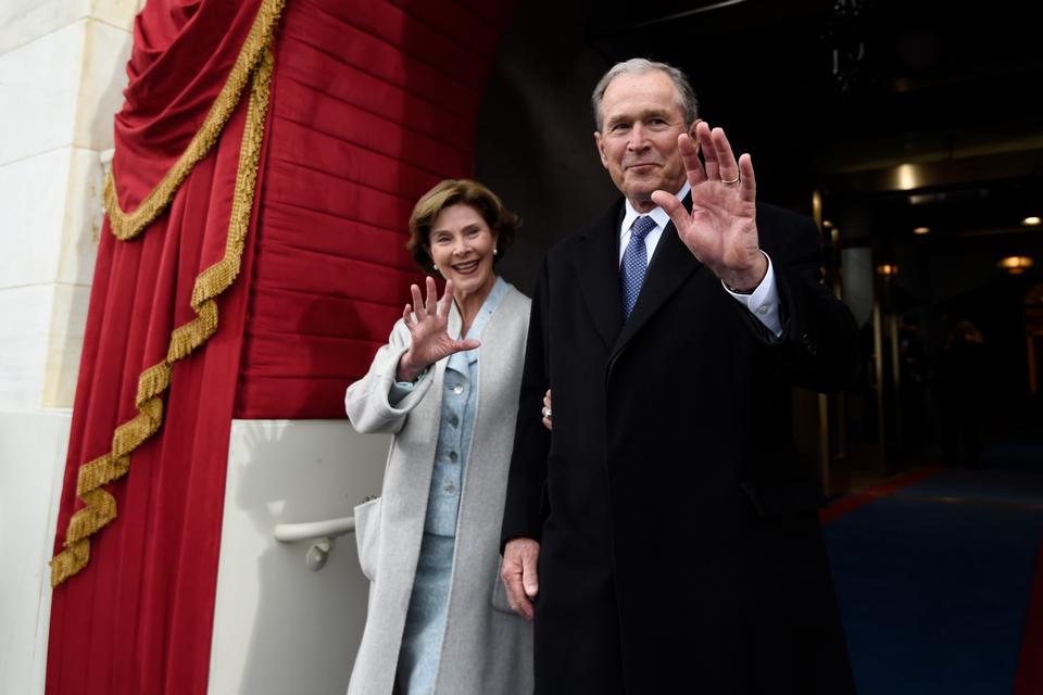 Og her George W. Bush med hustruen Laura Bush.  