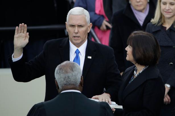 Med hånden på Bibelen aflagde først Mike Pence sin ed.  